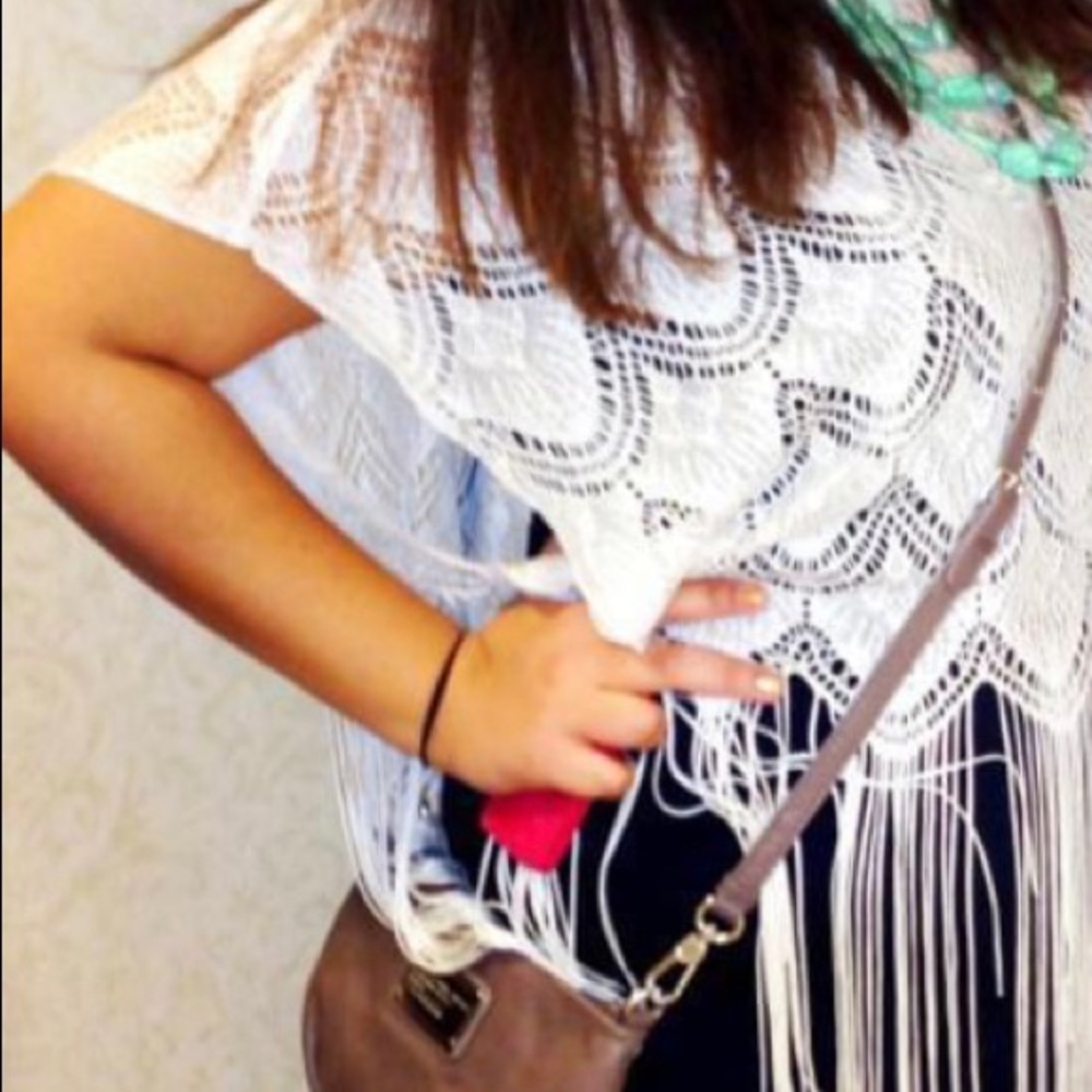 TORRID FRINGE WHITE TOP (size 1)